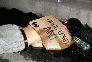 A suspected drug pusher dead with the caption "I'm a drug lord" on his back. https://media.philstar.com/images/the-philippine-star/headlines/20160702/drug-lord-6.jpg