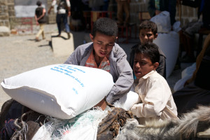 The World Food Program distributes aid in Mahweet, an area spared by heavy shelling https://flic.kr/p/FxVBTF