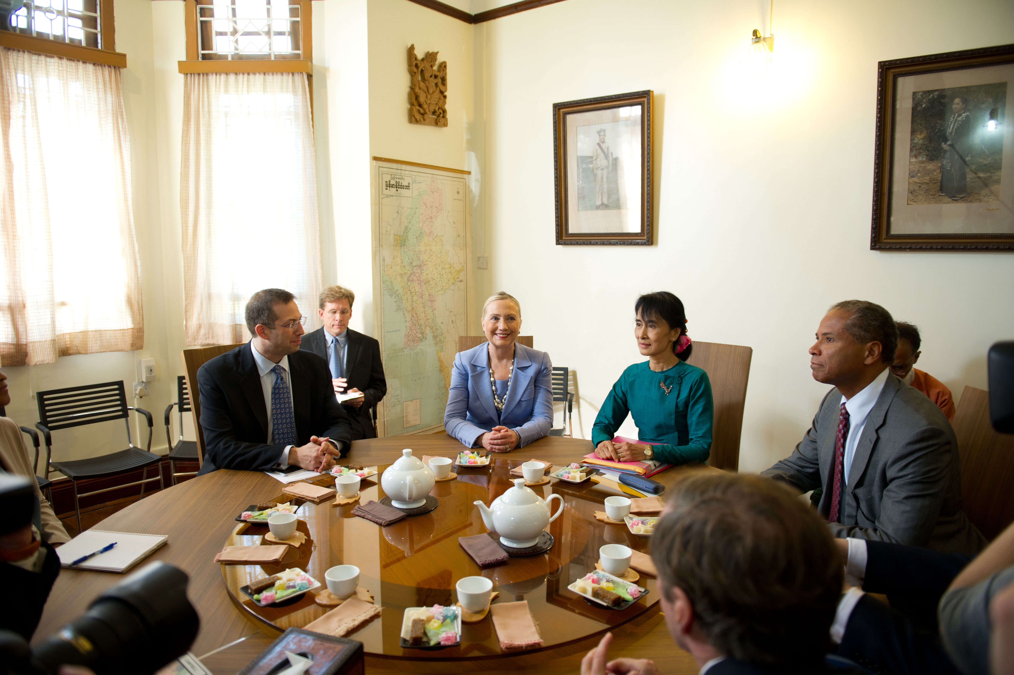 Secretary_Clinton_Meets_With_Daw_Aung_San_Suu_Kyi_(6441748337).jpg
