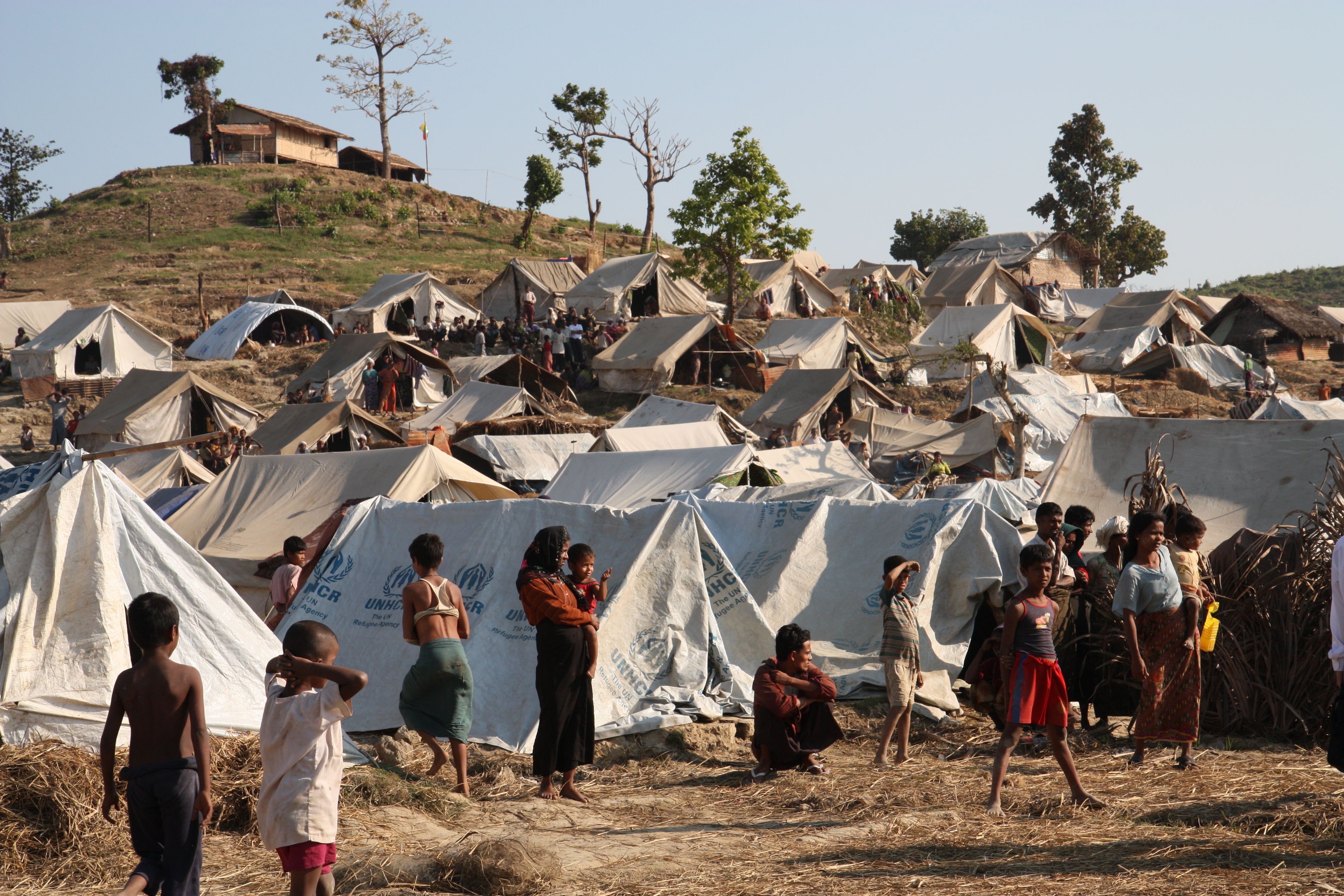 Emergency_food,_drinking_water_and_shelter_to_help_people_displaced_in_Rakhine_State,_western_Burma._(8288488088).jpg