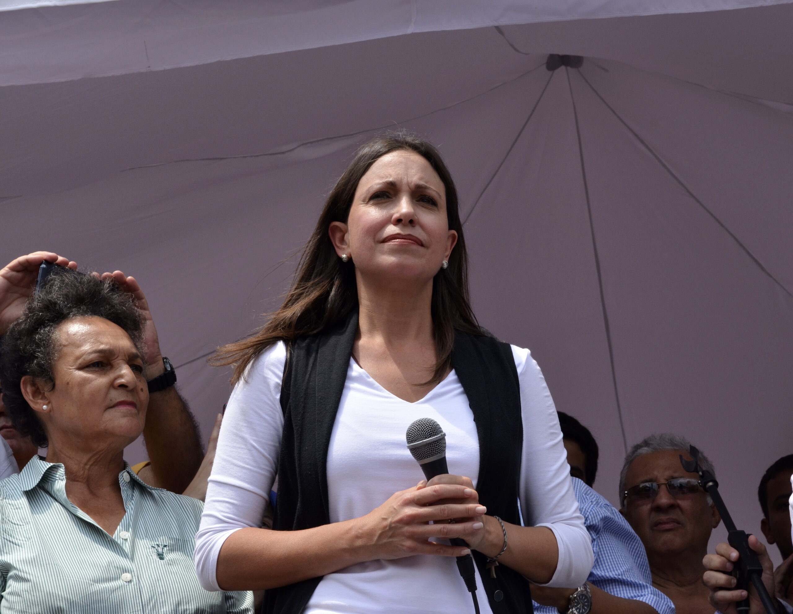 María Corina Machado en 2014. « Evento informative organizado por el Foro Penal Venezolano » Photo de Carlos Diaz sous licence CC BY 2.0 DEED. 